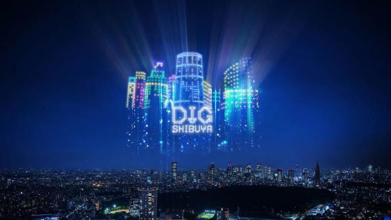 DIG SHIBUYA 2025で、日本最大級のドローンショーが開催!2,200機のドローンが渋谷の夜空を彩り、幻想的な演出を披露。小室哲哉氏らによる音楽とシンクロし、唯一無二のショーが実現。広域渋谷圏の商業施設でもドローンショーを同時放映予定!ドローンショーで新たなエンタメ体験を!